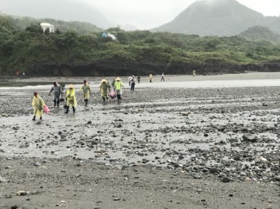 居民及林管處人員通過秀姑巒溪出海口，為獅球嶼的2605保安林植樹 (1)